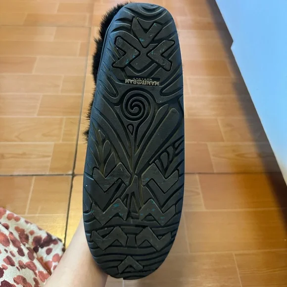 New w/o tags (never worn) waterproof faux fur Indigenous/Native winter boots. - Picture 6 of 13